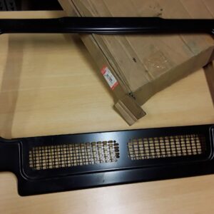 ASJ710040 frame grill (td5)