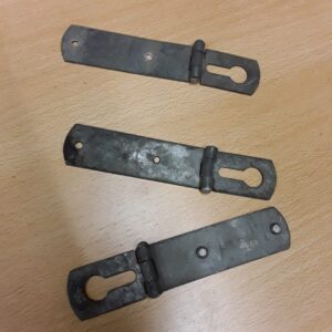 334523-U Seat Box Hasp 1958-84 (gebruikt)